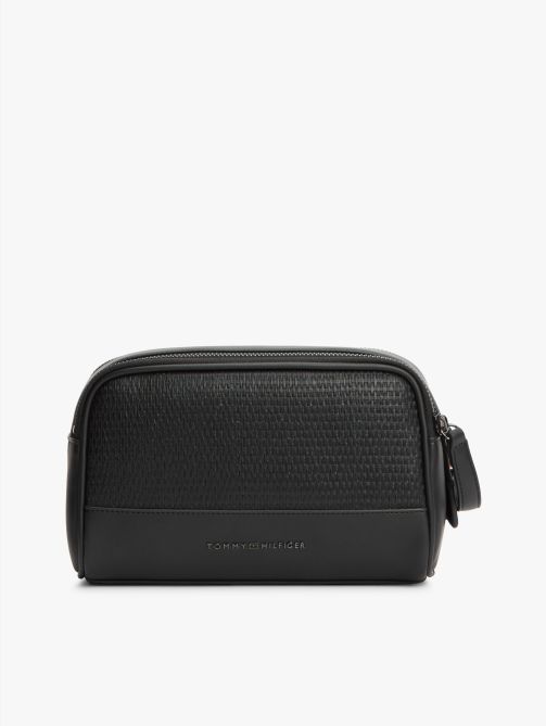 حقيبة مستلزمات شخصية منسوجة مزينة بشعار معدني