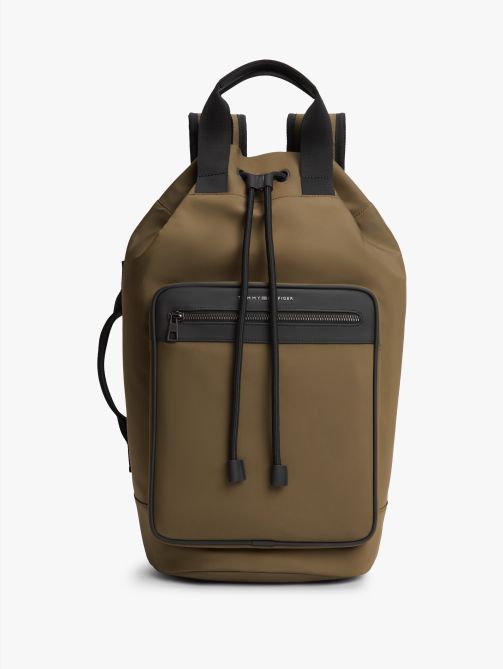 حقيبة ظهر بحزام مزينة بشعار معدني