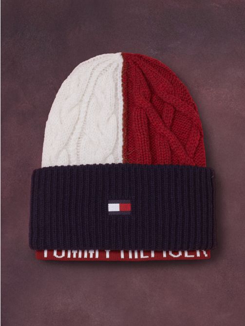 قبعة بيني بخياطة ظاهرة مزينة بعلم تومي هيلفيغر