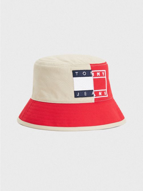 قبعة باكيت بألوان متناسقة مزينة بالشعار