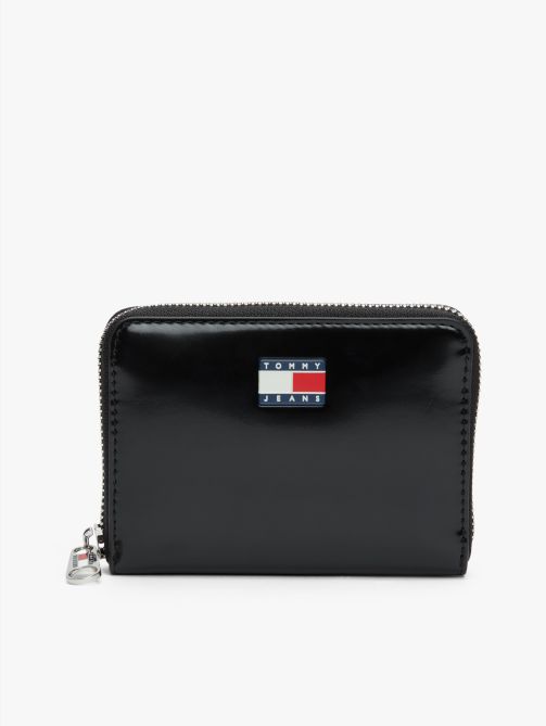 محفظة بسحاب مزينة بشعار معدني