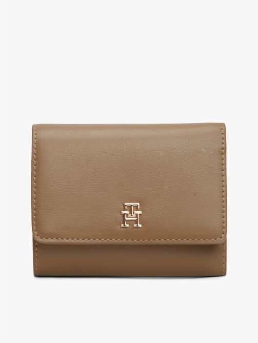 محفظة ثلاثية الطي مزينة بحروف الشعار