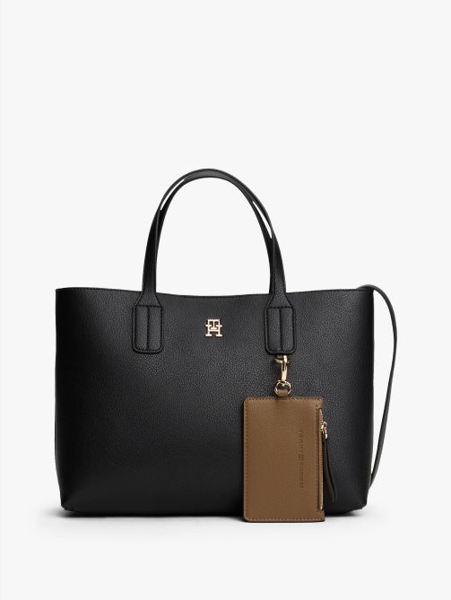 حقيبة توت مزينة بحروف الشعار