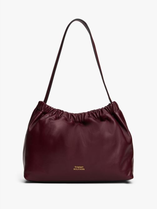 حقيبة كتف جلدية مزينة بلوحة معدنية للشعار