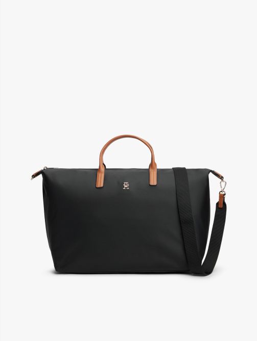 حقيبة ويك إندر مزينة بحروف الشعار مع تفاصيل جلدية