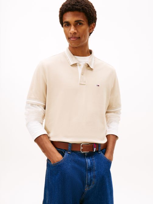 قميص بولو محبوك بعلم الشعار على الحواف