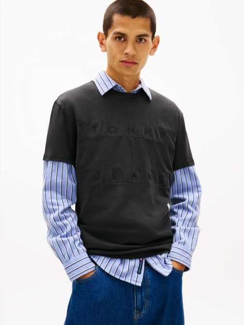 تيشيرت بأكمام قصيرة وقصة عادية مزين بعلم الشعار بلون موحد