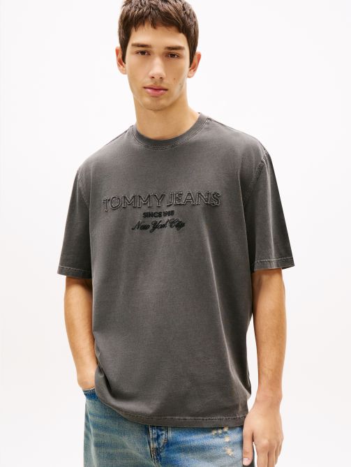 تيشيرت كلاسيكي بياقة دائرية مزين بالشعار