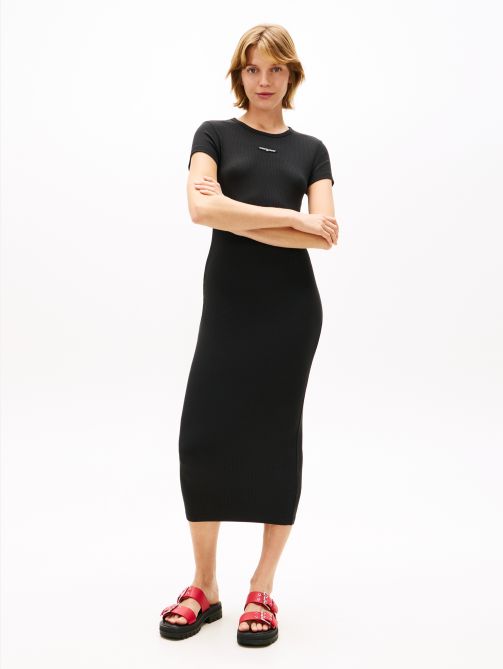 فستان ماكسي مضلع بقصة ضيقة مزين بطبعة الشعار