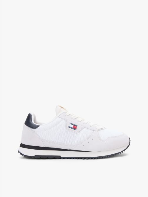 حذاء رياضي من خامات مختلطة مع تفاصيل جلدية