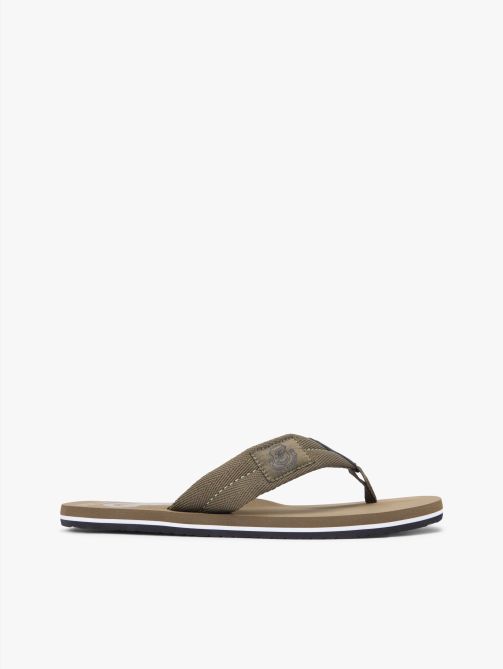 شبشب بحزام منسوج مزين برقعة الشعار