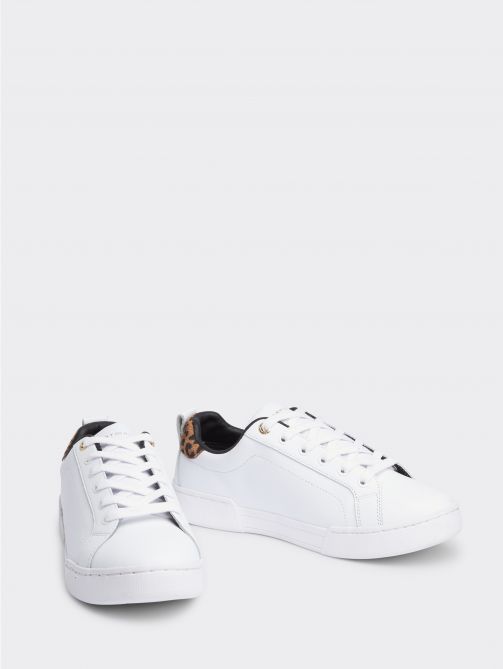 حذاء رياضي بطبعة مرقطة