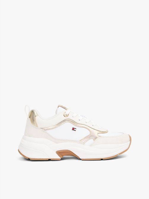 حذاء رياضي جلدي لامع بنعل ضخم