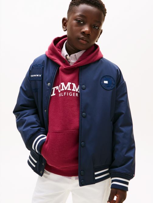 جاكيت بومبر مبطن بقصة عادية ومزين بالشعار على الظهر