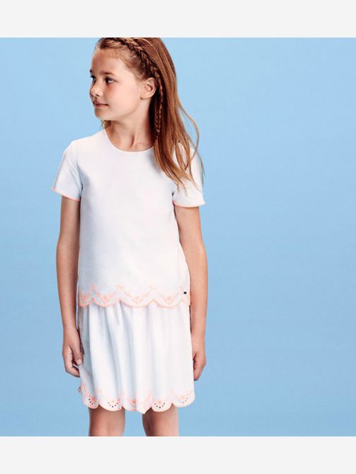 تيشيرت مصمم بالزهور والخطوط مزيّن بأحرف الشعار