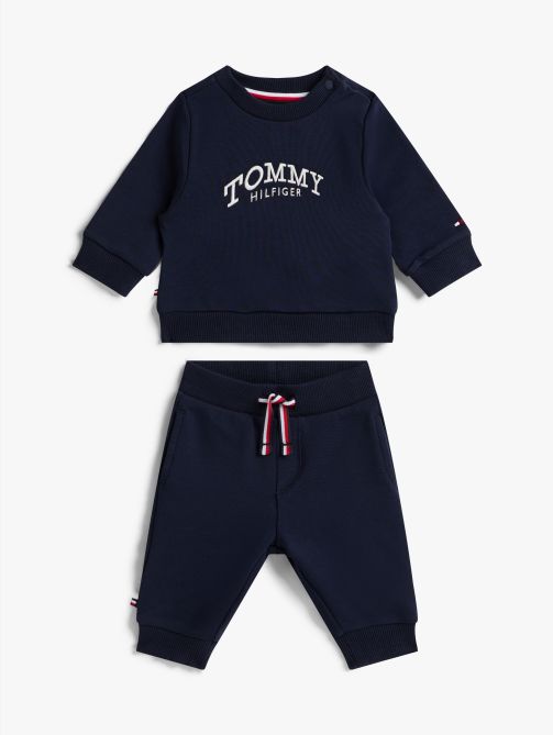 طقم مكون من سويت شيرت وبنطلون رياضي مزينان بالشعار