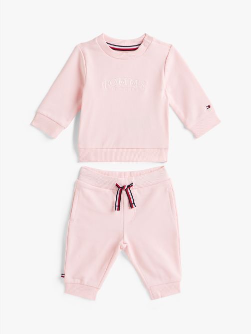 طقم مكون من سويت شيرت وبنطلون رياضي مزينان بالشعار