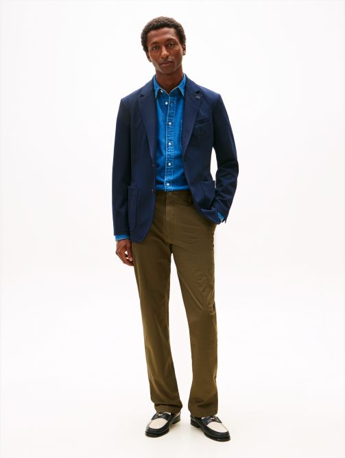 بنطلون تشينو ميرسر من قماش التويل مطرز بعلم الشعار