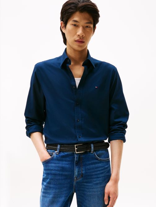 قميص أكسفورد بقصة عادية مطرز بعلم الشعار