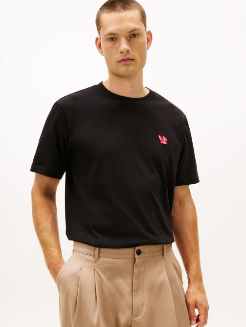 تيشيرت بقصة مريحة مزين بشعار بلون موحد