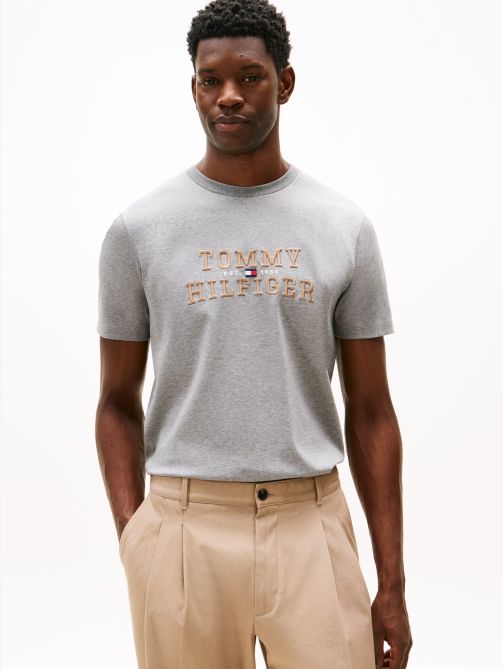 تيشيرت برقبة دائرية مطرز بالشعار