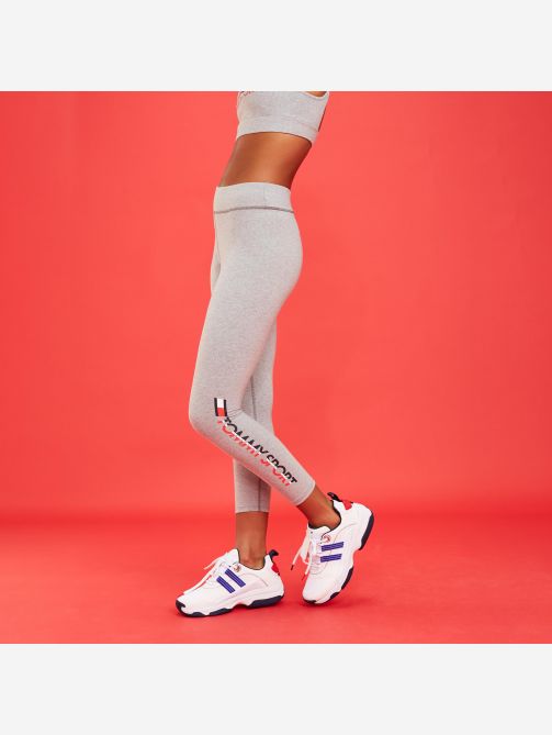 بنطال ضيق بطول الكاحل