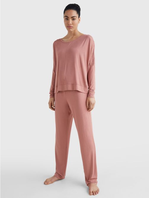 تيشيرت بطبعة زهور مزين بالشعار وبحافة دانتيل