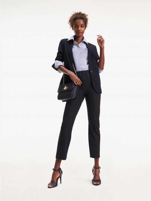 قميص بقصة غيرل فرند مع خطوط الشعار على الظهر