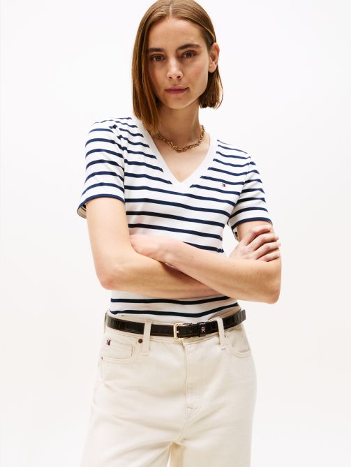 تيشيرت مضلع بقصة ضيقة وياقة على شكل حرف V