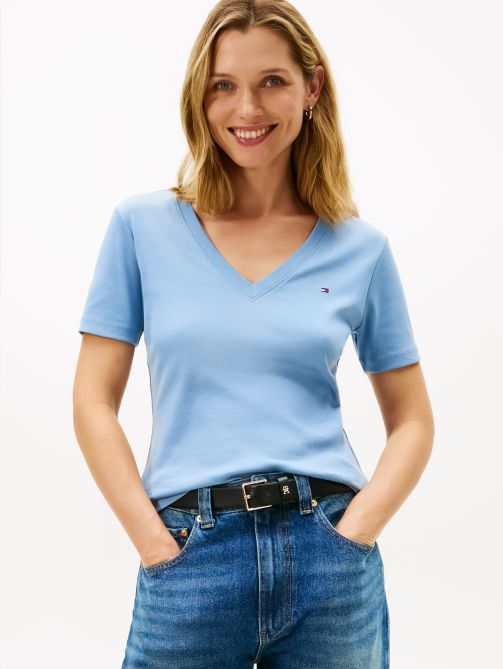 تيشيرت مضلع بقصة ضيقة وياقة على شكل حرف V