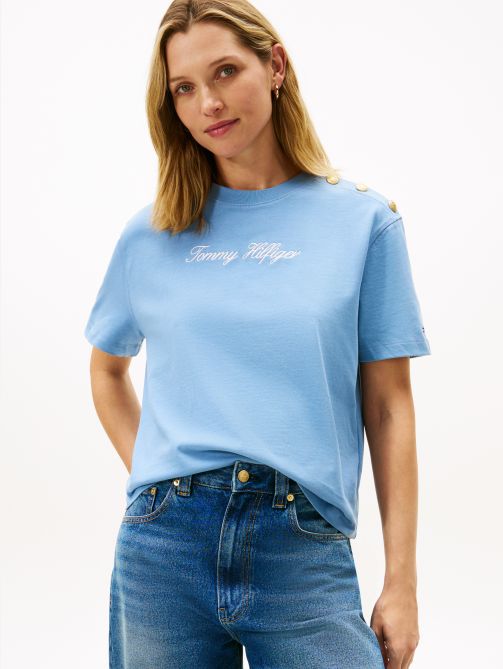 تيشيرت مريح بأزرار ذهبية مطرز بالشعار