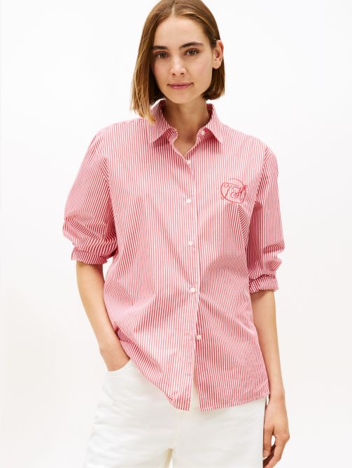 قميص بقصة واسعة مطرز بالشعار