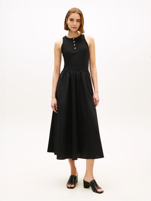 فستان ماكسي بدون أكمام مزين بأزرار ذهبية