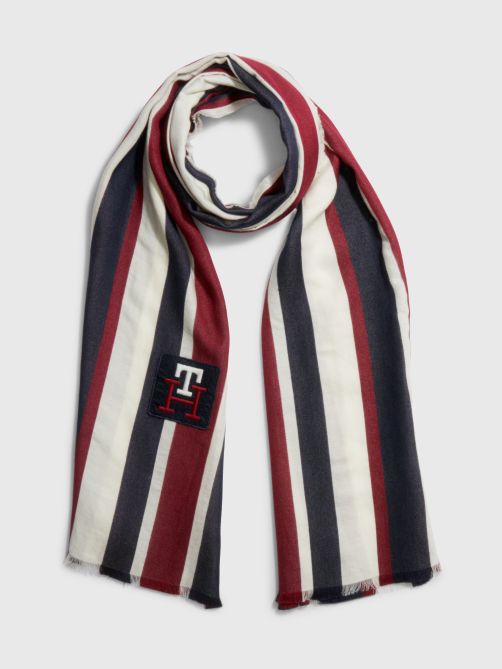 سكارف مخطط مزين بحروف الشعار