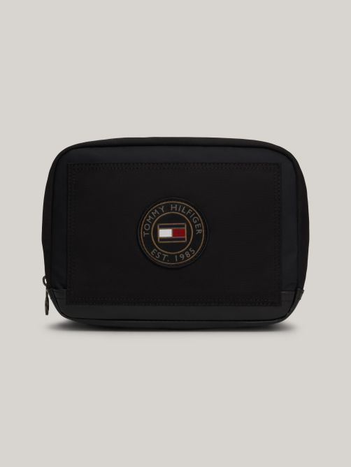 حقيبة مستلزمات شخصية مزينة بالشعار