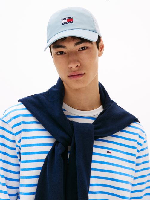 تيشيرت بلون موحد مطرز بالشعار 