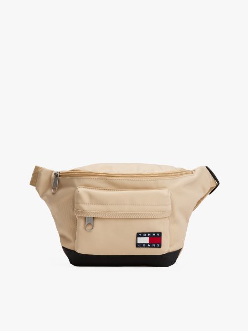 حقيبة خصر بحزام مزين بشعار متكرر