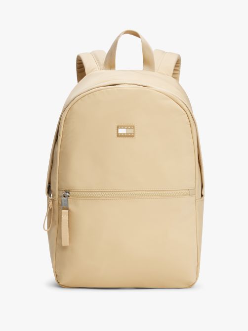 حقيبة ظهر مزينة بالشعار