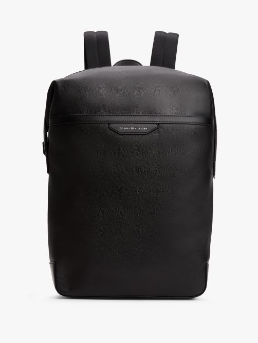 حقيبة ظهر جلدية مزينة بحروف الشعار