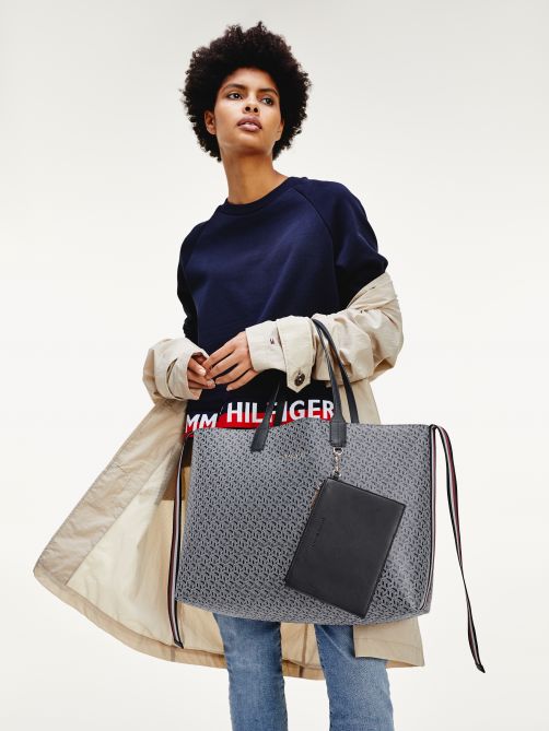 حقيبة تسوق مزيّنة بأحرف الشعار