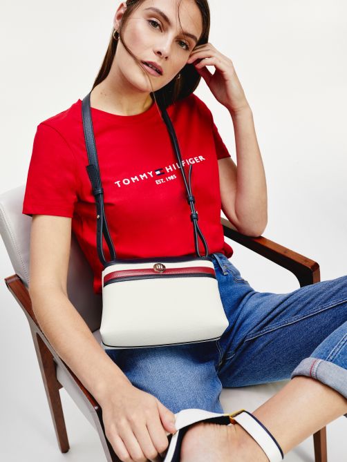 حقيبة كروس مزيّنة بالشعار