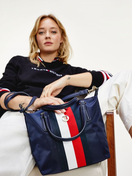 حقيبة تسوق صغيرة مزيّنة بالشعار