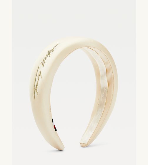 ربطة شعر مزينة بالشعار