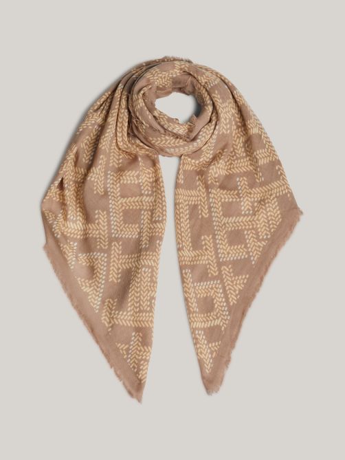 سكارف مربع مزين بحروف الشعار