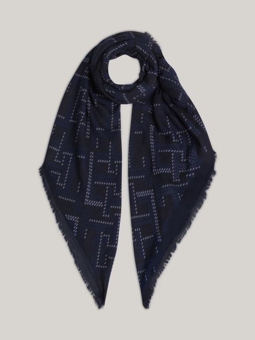 سكارف مربع مزين بحروف الشعار