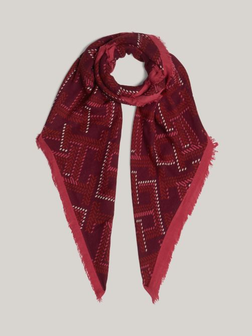 سكارف مربع مزين بحروف الشعار