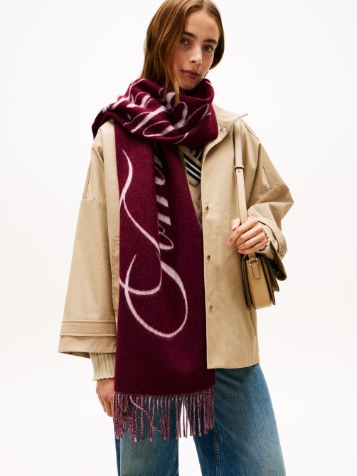 وشاح من الصوف النقي مزين بالشعار