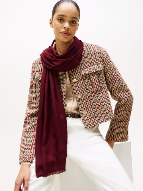 وشاح مزين بحروف الشعار