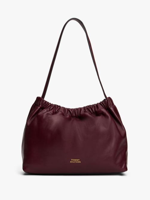 حقيبة كتف جلدية مزينة بلوحة معدنية للشعار