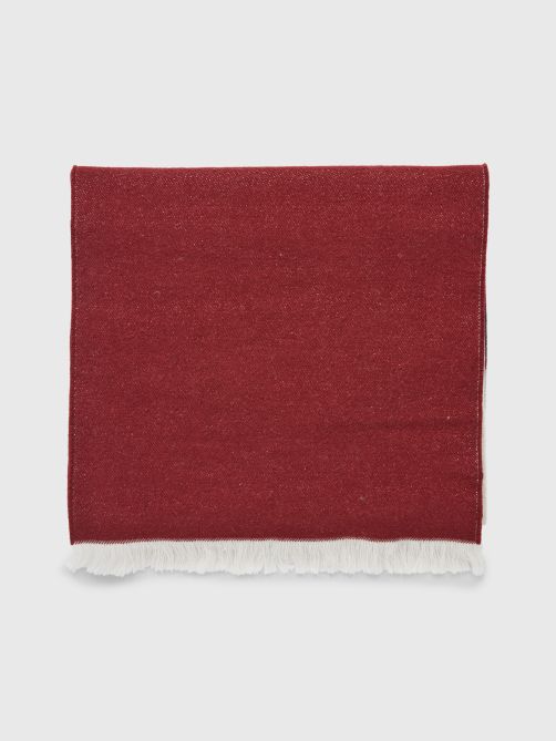 سكارف بألوان متناسقة مزين بالشعار